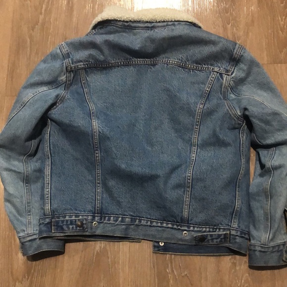 Levi’s medium wash denim jacket. Worn a few times - Picture 2 of 4